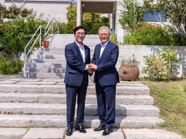 共同民主党党首金珉锡当选后，首日便带领院内代表韩炳道以及最高委员，拜会前总统文在