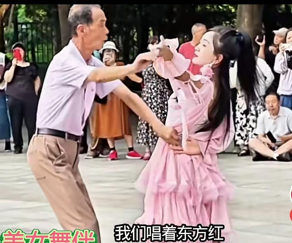 妙龄女郎，挑战公园62岁的轮滑爷爷。
      有人说，北京轮滑王师傅的特殊舞