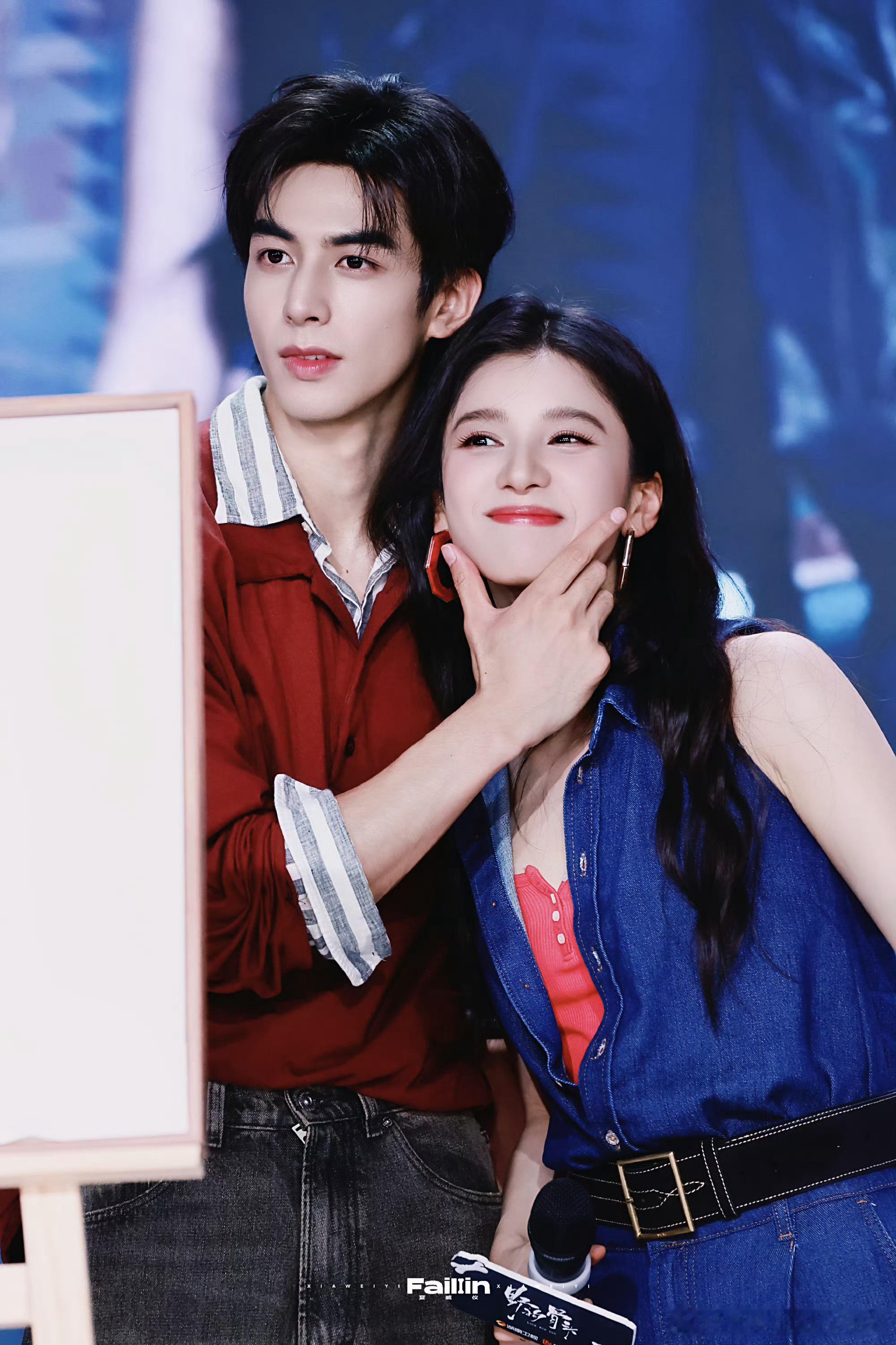 宋威龙张婧仪这个搂是不是太自然了怎么感觉还没反应过来呢就搂上了！宋威龙和张婧仪在