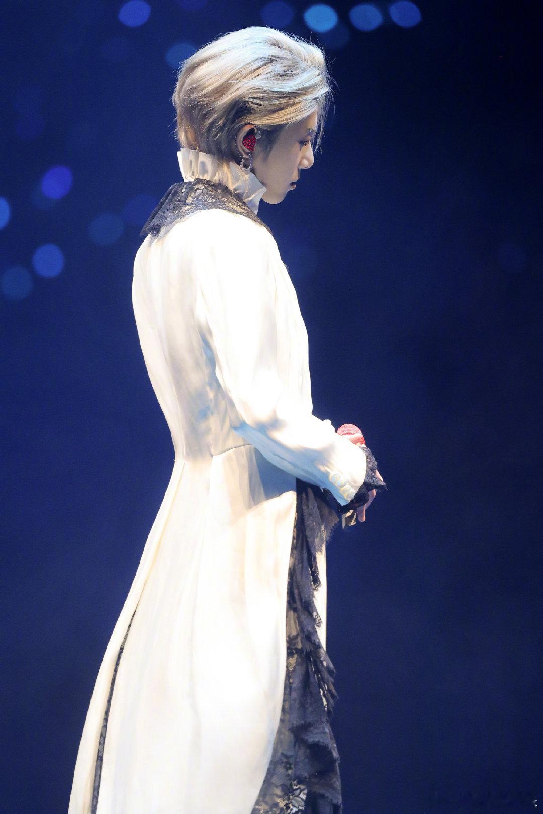 华晨宇眼神全肯定声鸣远扬 两天速成的戏腔能有多圈粉？看张卓尔的舞台表现，看花花满