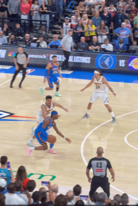 亚历山大这个三分绝杀，太横了！

斯潘塞·琼斯身高2米01，他的防守完全没有失位