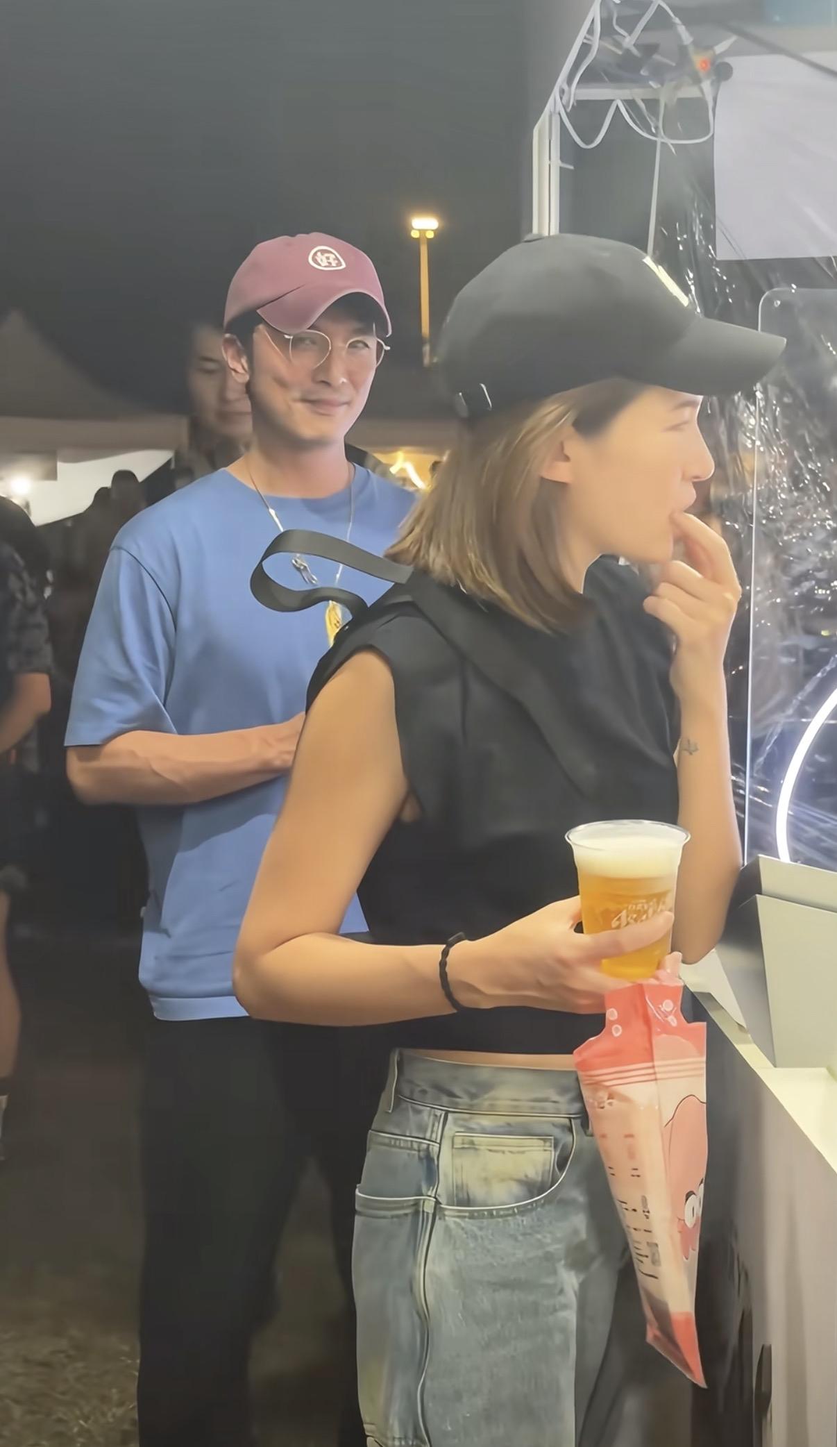 邱泽陪老婆逛街，默默的跟在老婆身后，听到路人说许玮甯太漂亮了，嘴角不自觉的上扬。