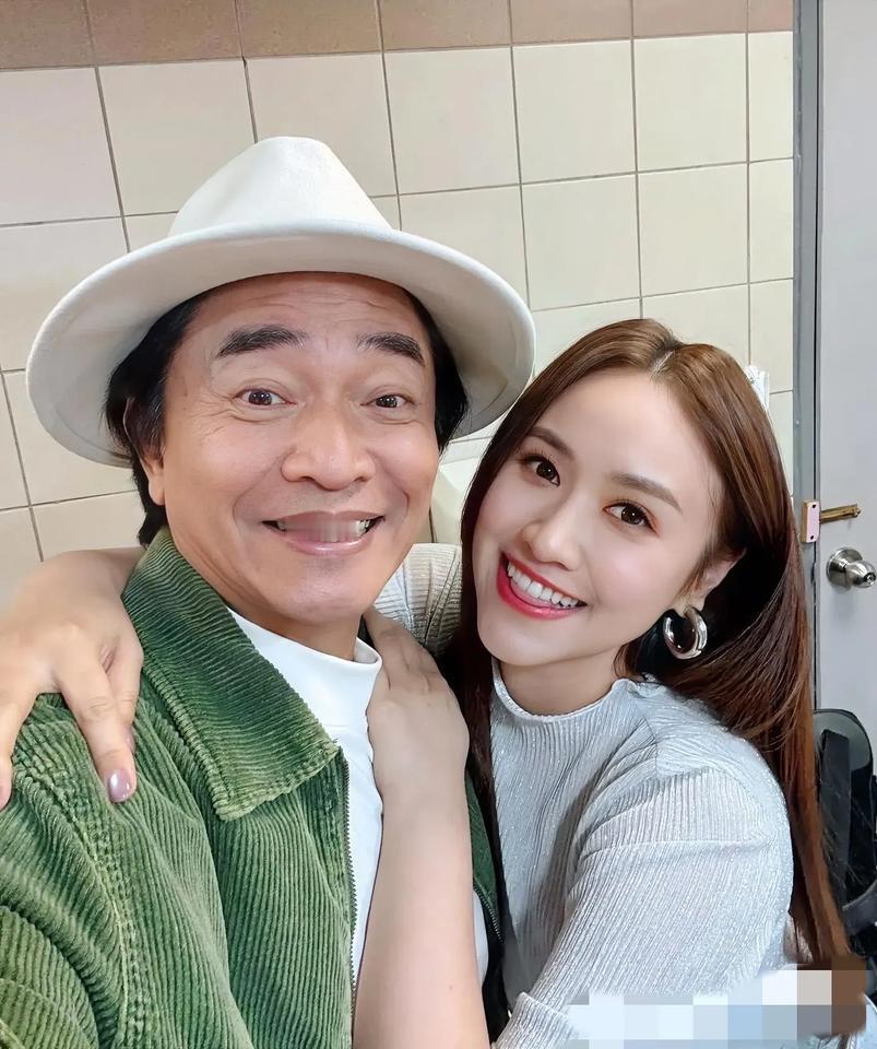 小艾斯现在后悔的后牙槽都咬烂了，
原以为找吴珊儒代班，不出名好拿捏！
最重要是万