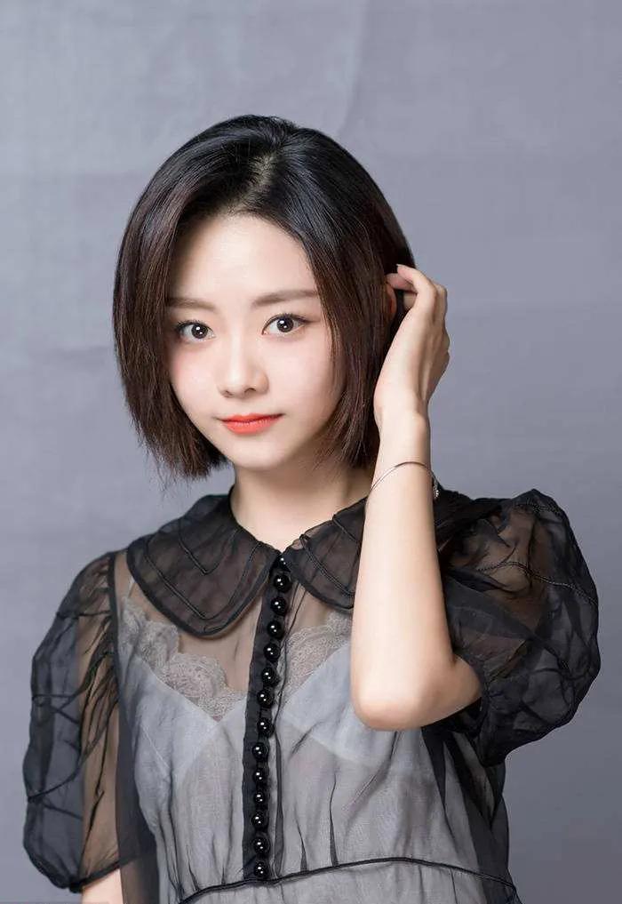说谭松韵20岁左右不为过吧，那像33岁的，谭松韵外形甜美可爱，算不上惊艳，但自有