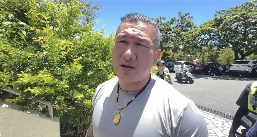 台湾阿馆被起诉了，直播中非常愤怒，呛声赖要出来与他当庭对峙。网友纷纷支持。