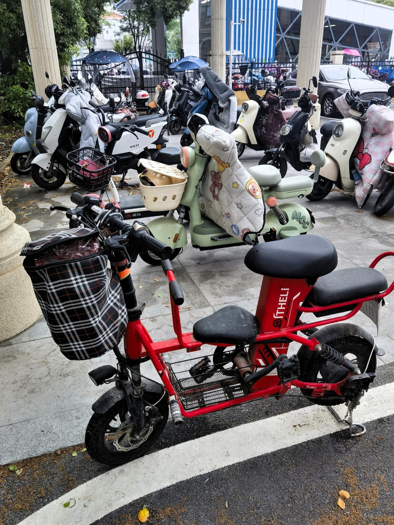 英雄城南昌地铁口，人来人往、车流不息，一辆电动车未拔钥匙停放了三小时，车主心急如