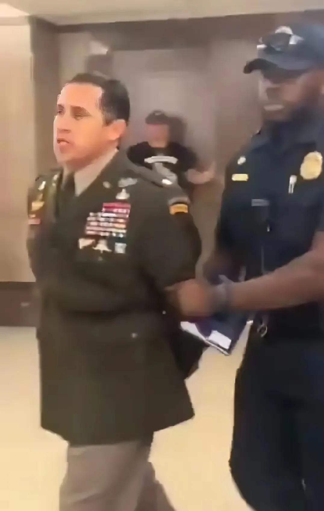 美军开始抓人了！

美军中有不少士兵已经出现反战情绪，他们公开在战车上刷反战标语