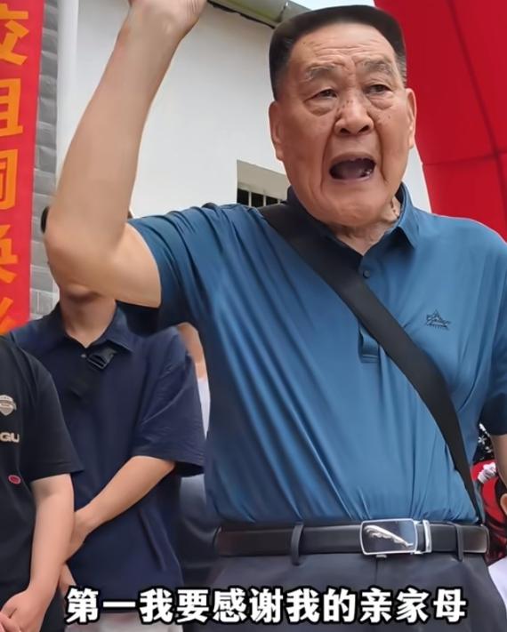 湖南，一场升学宴上，最让人破防的不是“上海交大”这四个字，而是83岁爷爷最后说的