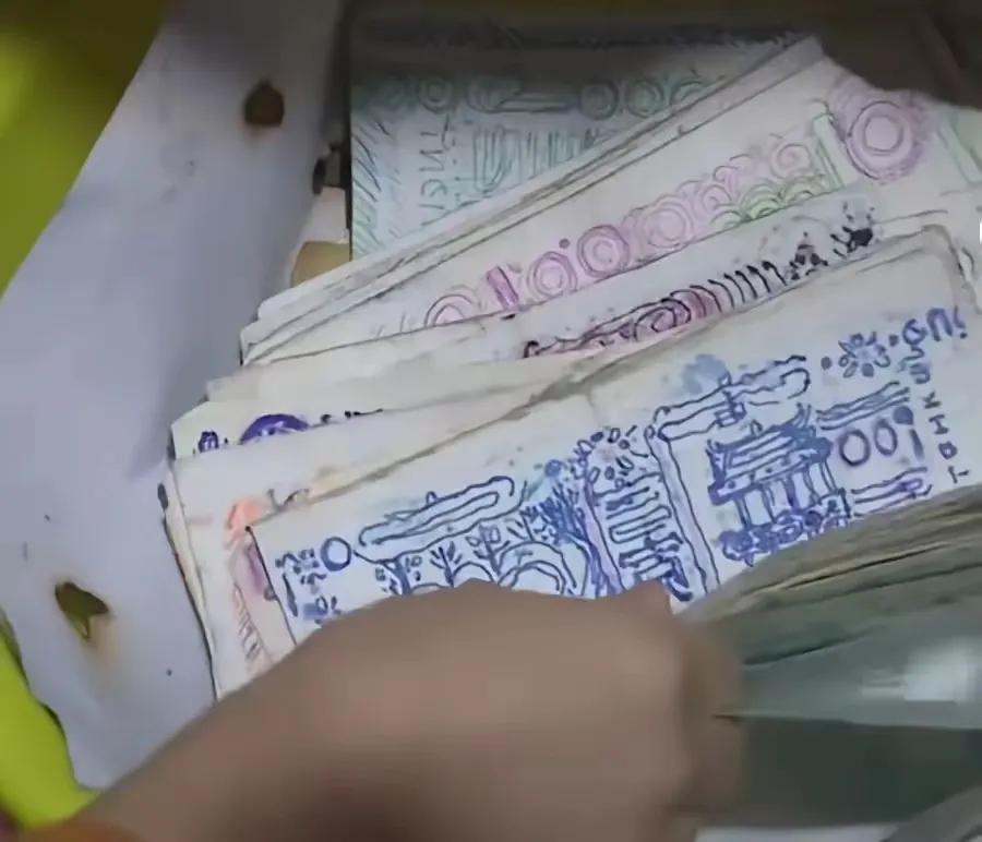 浙江温州，一位患病的老人拿着100元到鲜面店买面条。店主接过钱，没有找零，直接称