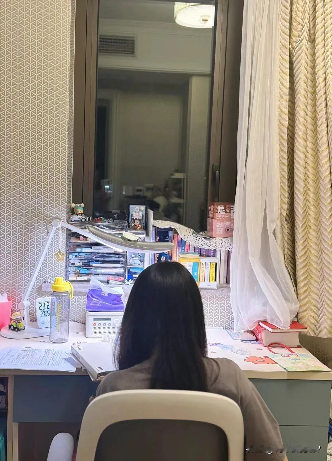 初三的女儿太辛苦，每天都要学到深夜，心疼！前几天和她吵了一架，没想到她摔门而出，