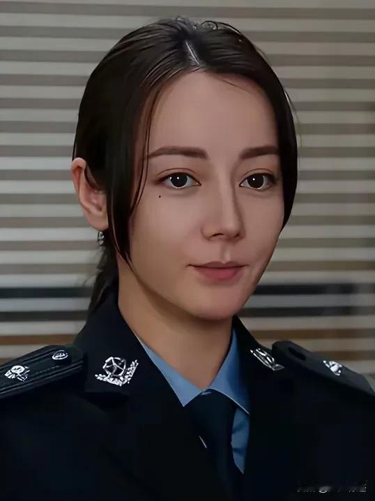 迪丽热巴，远看是女神，近看像男人！
迪丽热巴这种大五官，在一个适当距离的镜头内观
