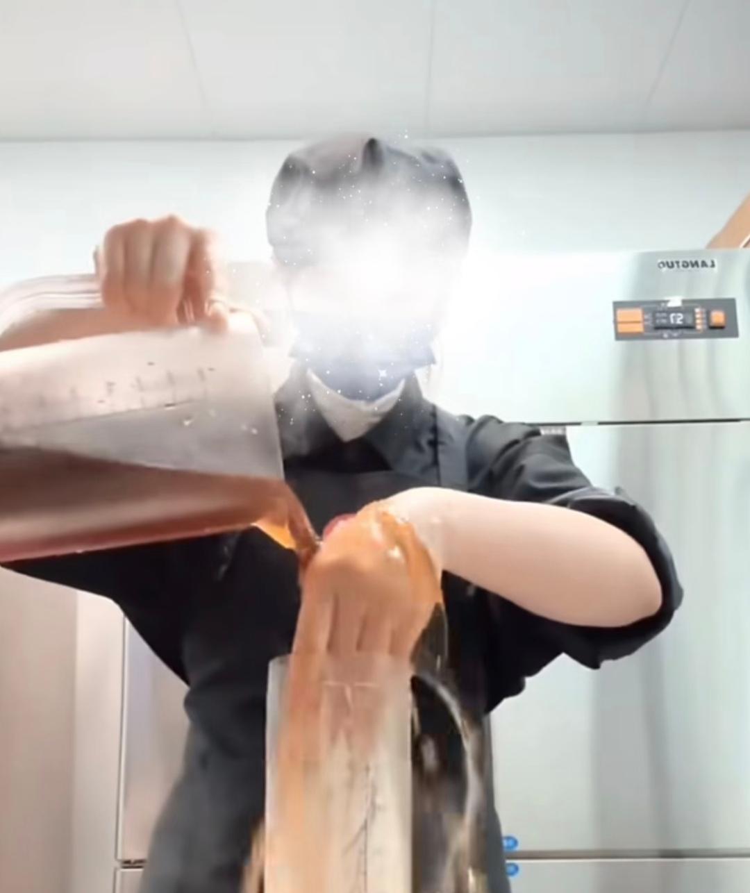 霸王茶几真是倒了大霉，
本来自己最近就有点风波，
现在又来“手打奶茶”这档丑事，