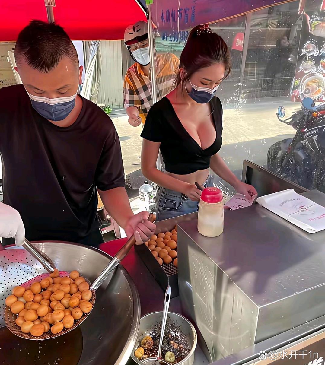 现在连小摊行业都这么卷的吗？

那我一个普通人躺在家里算什么？
卖个炸丸子，老板