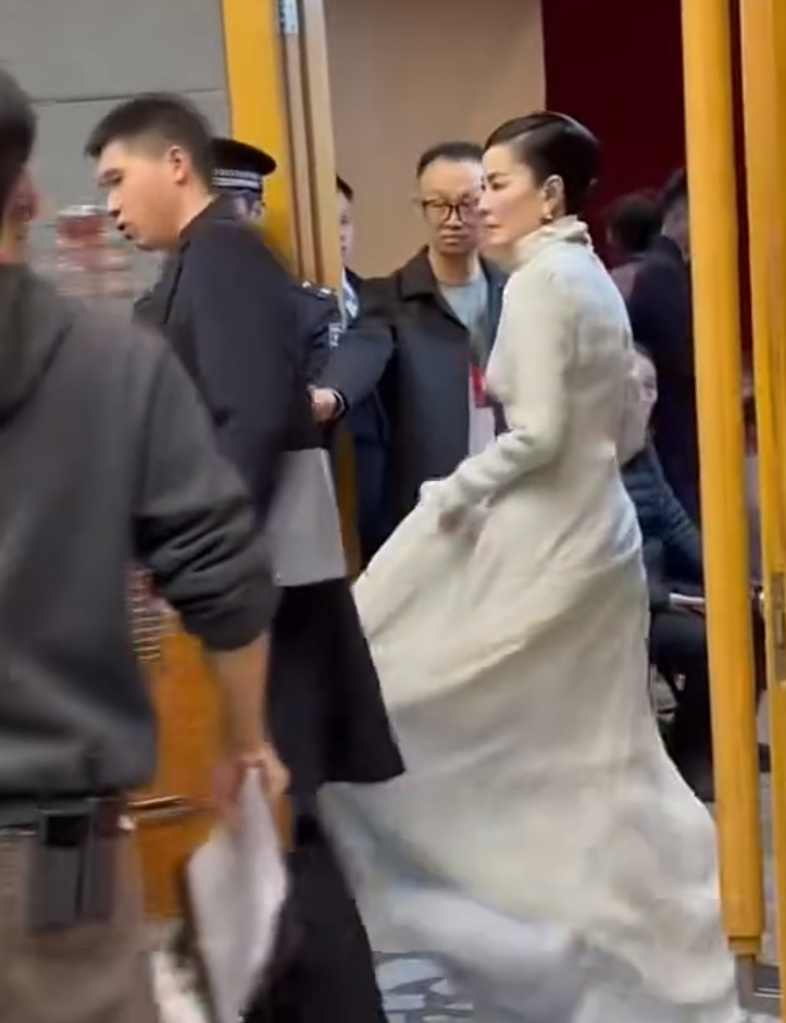 王菲真的要来春晚的舞台了，之前还觉得不靠谱，现在视频都出来了，应该是真的了，除非