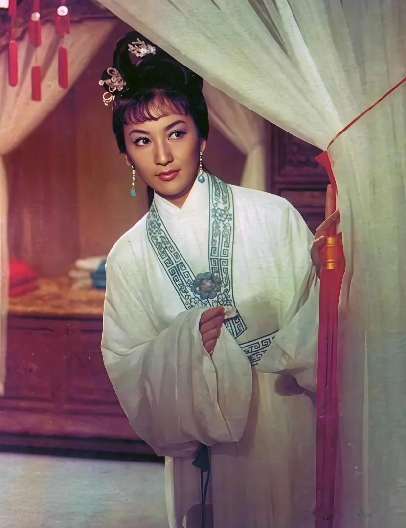 七十年代末、八十年代初内地影院风靡香港左派电影，当年荧幕美人里这位凤凰的当家花旦