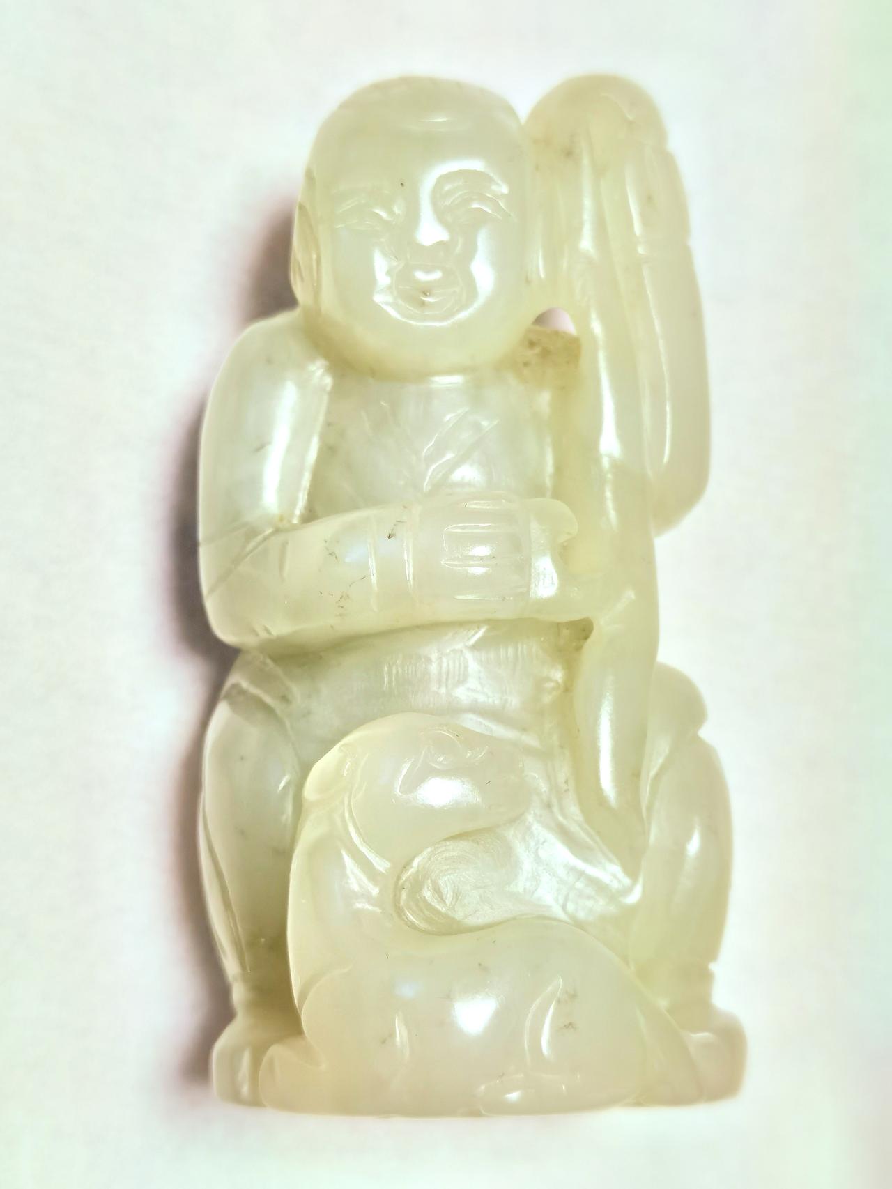 凡是玉雕，
都有创意。
所谓：“雕必有意，意必吉祥。”
来看这个玉雕，
治玉人有