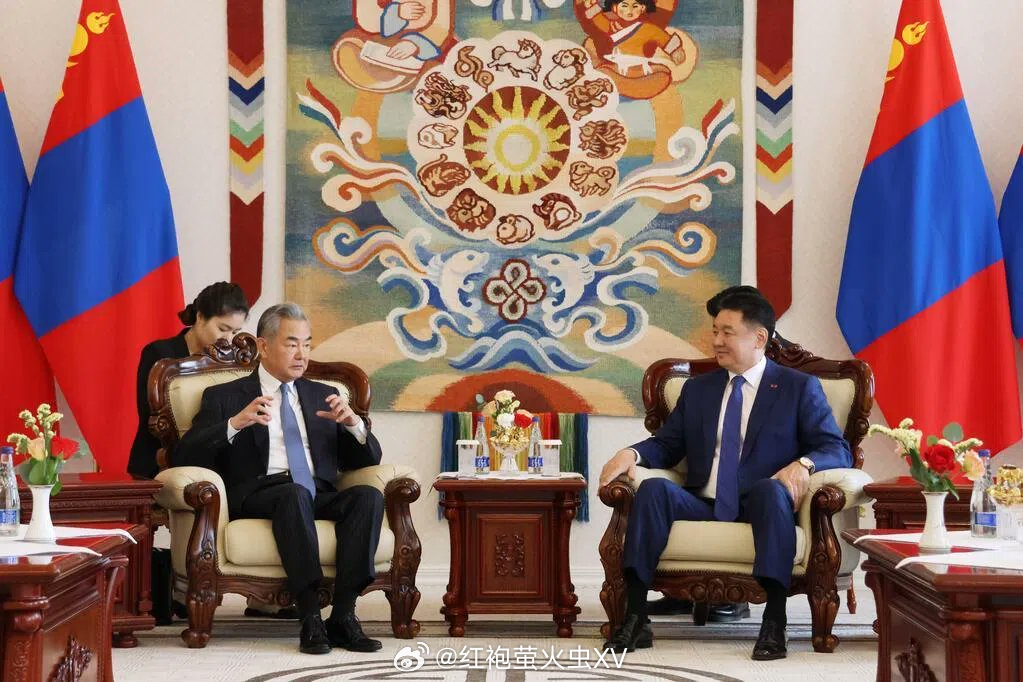 王部长到库伦。外蒙首领对王部长说，对华友好是外蒙首要方针，外蒙不会因为同其他国家