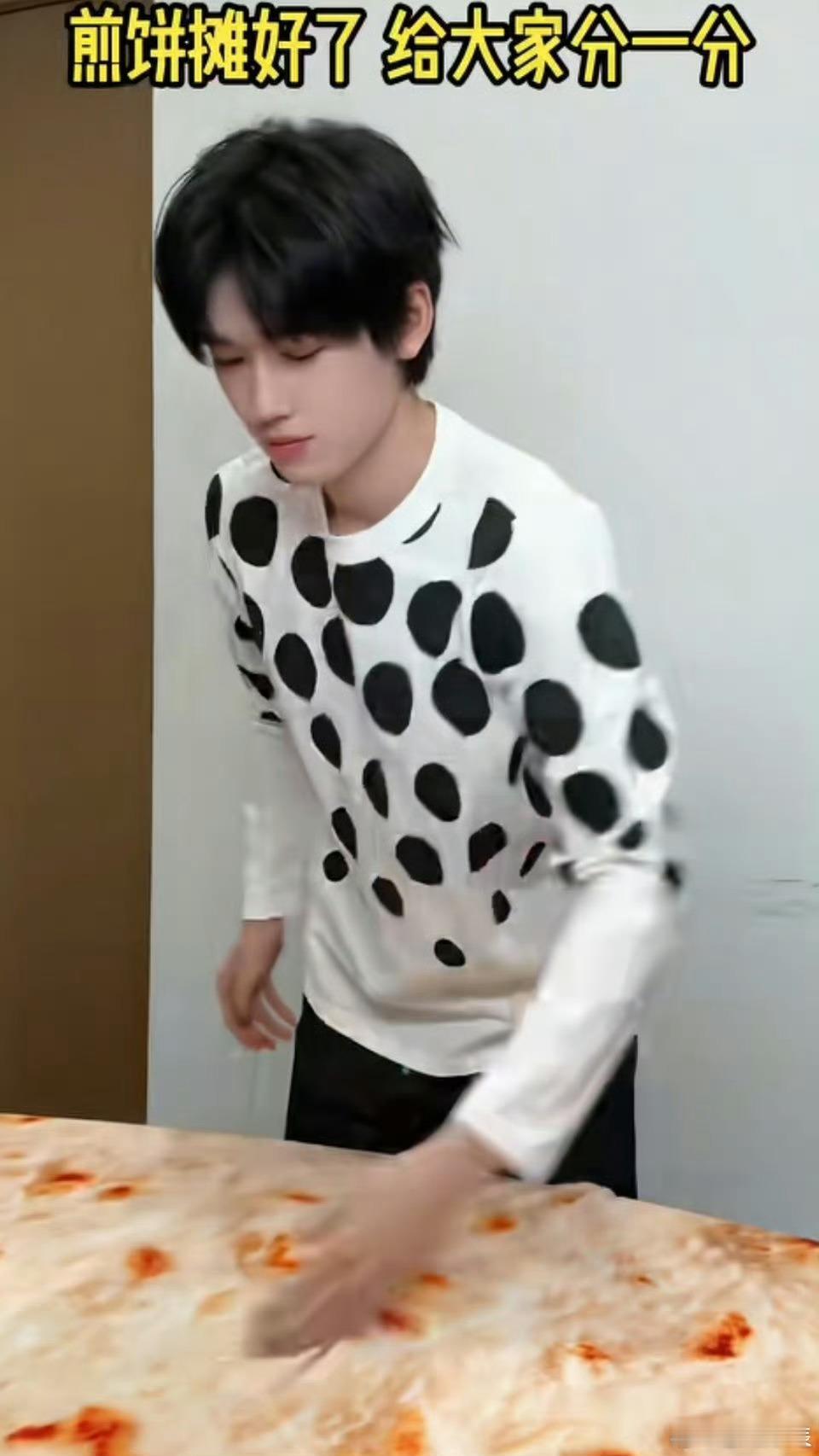  我说ai不能替代宋亚轩吧 谁还说AI能替代？宋亚轩沉浸式画头像珍珠衣服，满是专