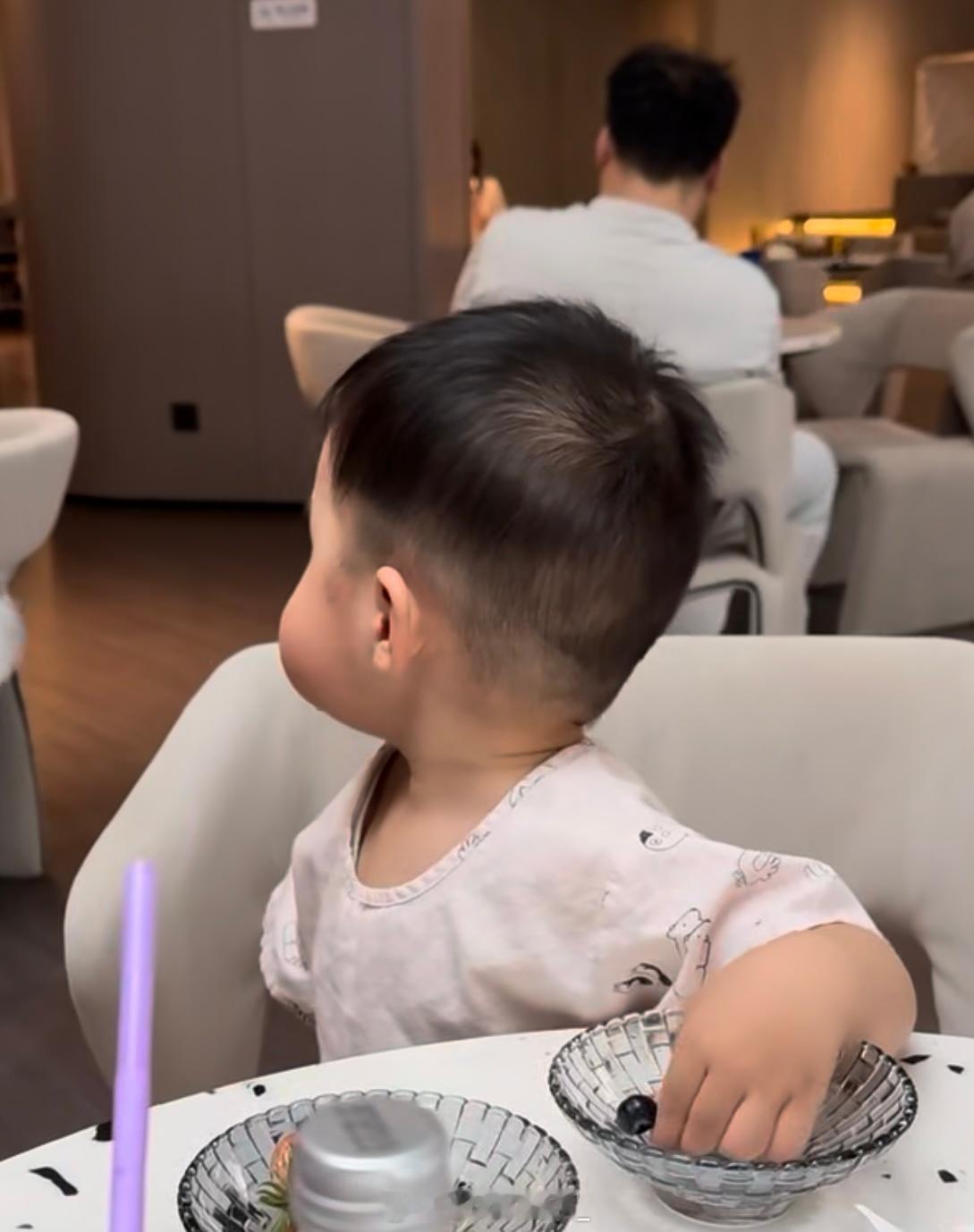 小孩的脸就是这样子的，蜡笔小新是纪实片