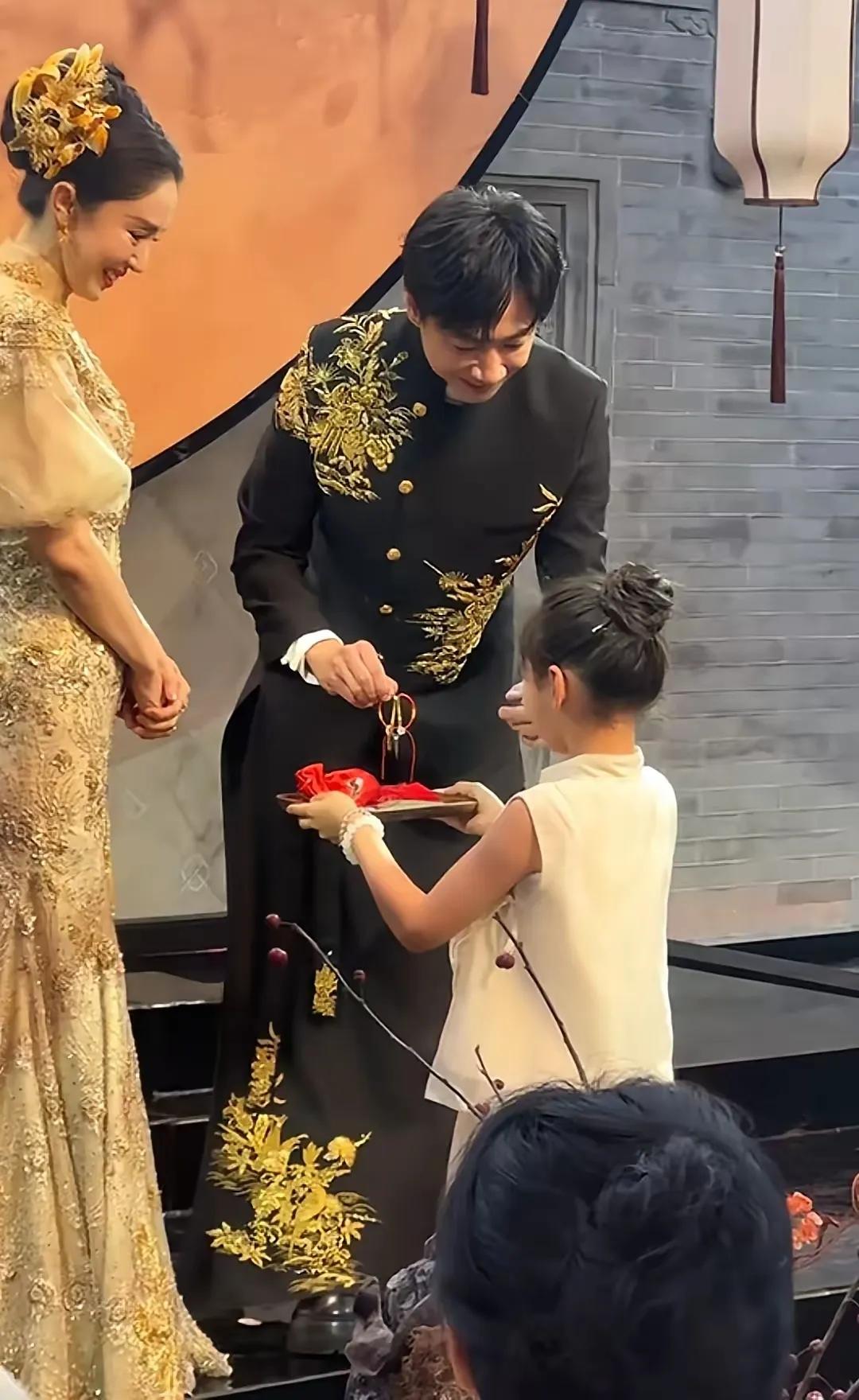 三张图片，就可以体现张维依的人品
从这里也看出了小酒窝
到底喜不喜欢这个继父？也