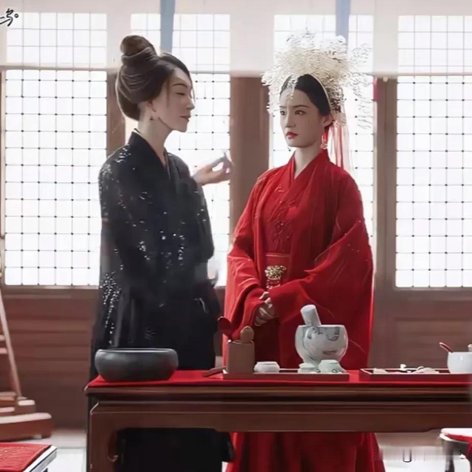 5年了！《庆余年》里唯一一个没有老的演员，居然是48岁的李小冉。长公主一出场，连
