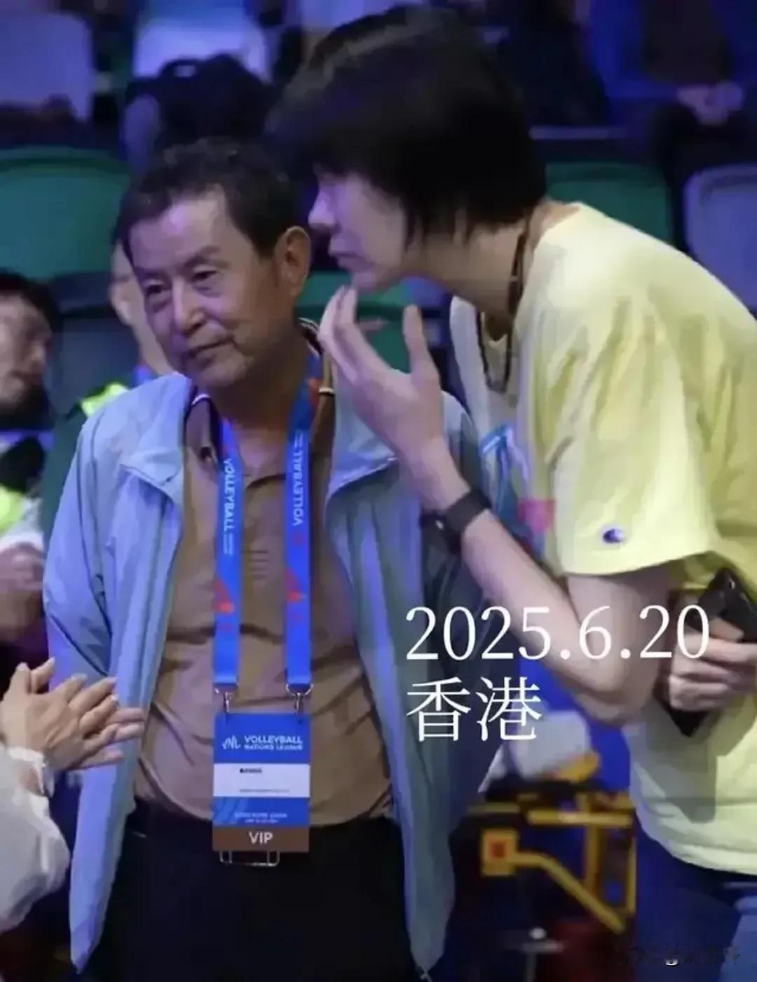 传奇永不退场！68岁陈忠和香港现身，女排黄金一代再聚首
 
近日，香港排球赛场迎
