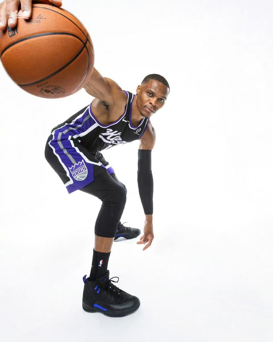 俄城球迷变身川剧大师！

同样是前雷霆核心回俄城，威少和杜兰特这待遇差得能拍《俄