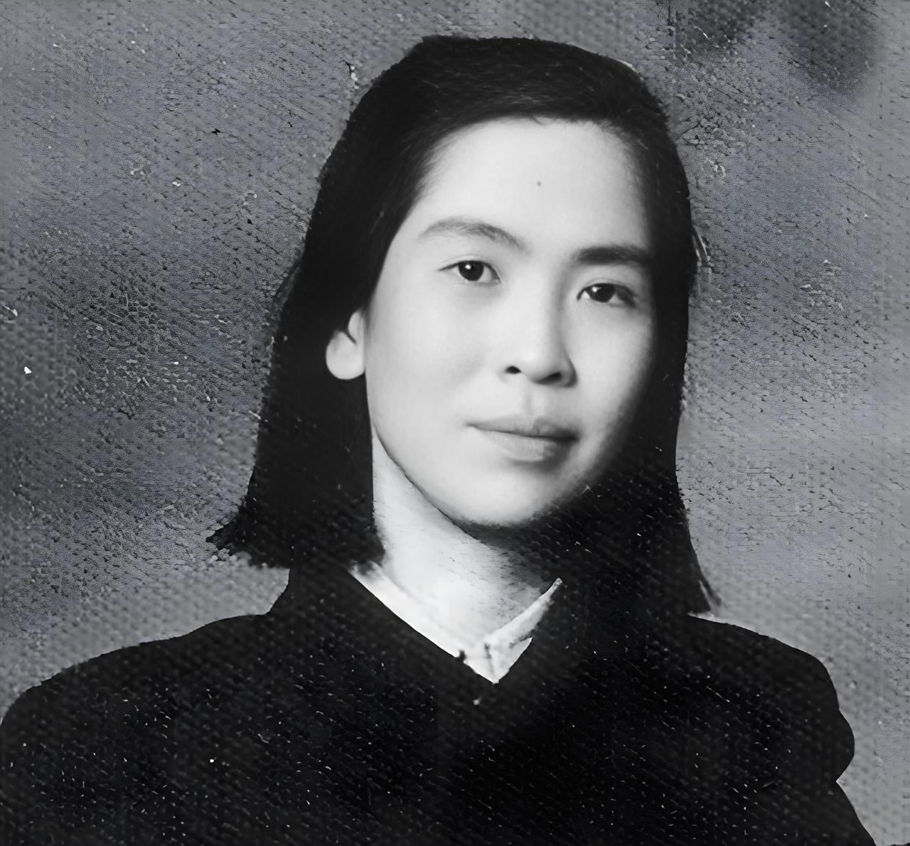 1984年，人们整理贺子珍的骨灰时，发现了一块锈迹斑斑的金属片。所有人都愣住了—