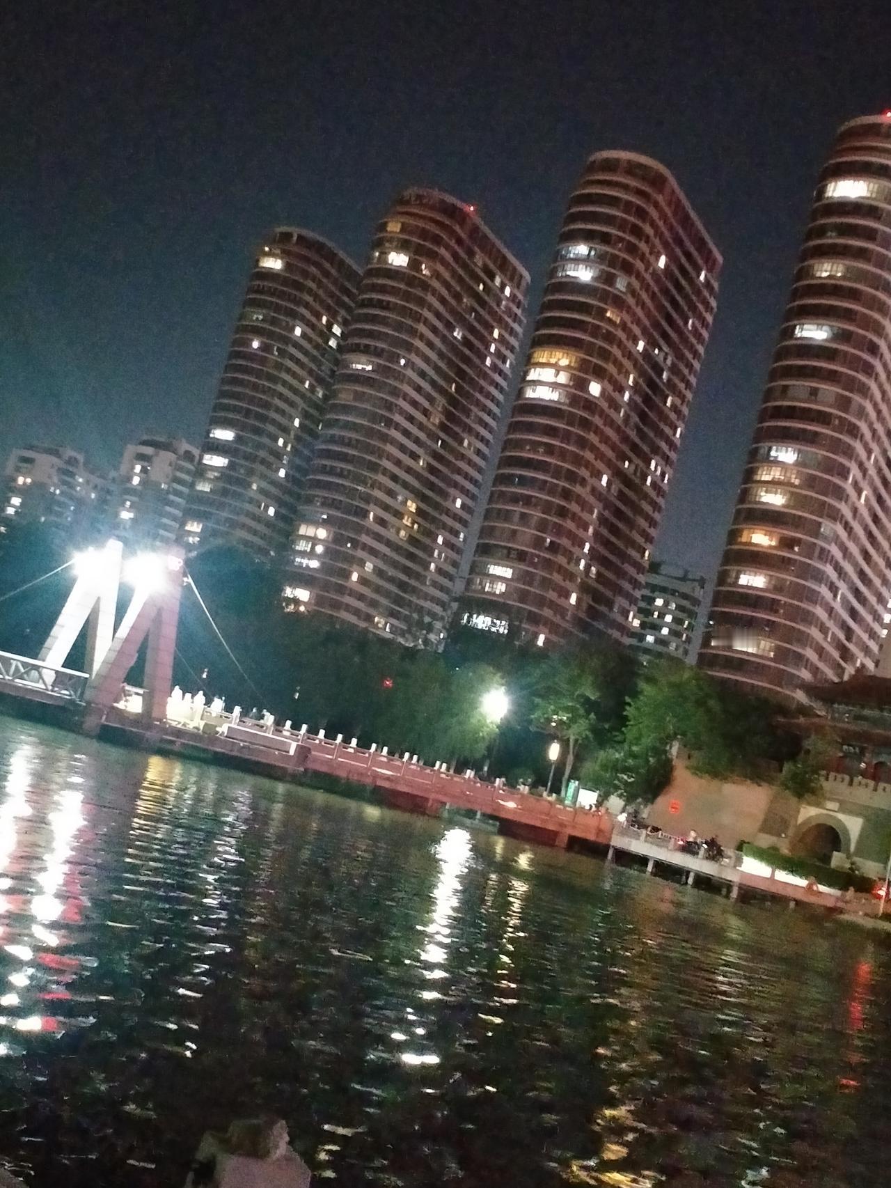 用镜头记录城市风貌