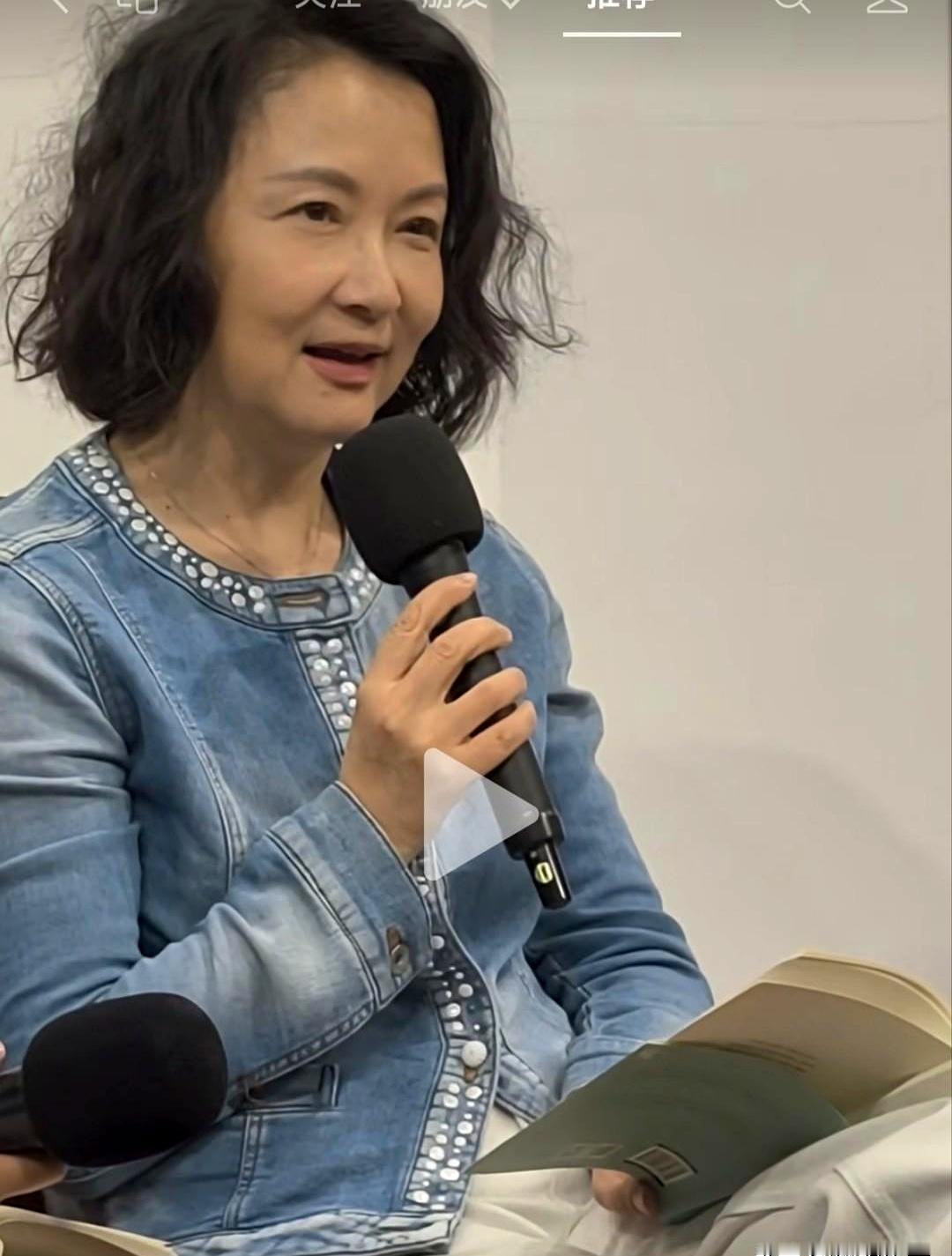 一段朗读视频，居然把袁鸣又送上了热搜。
有人看完直说：这状态也太舒服了吧，像是“