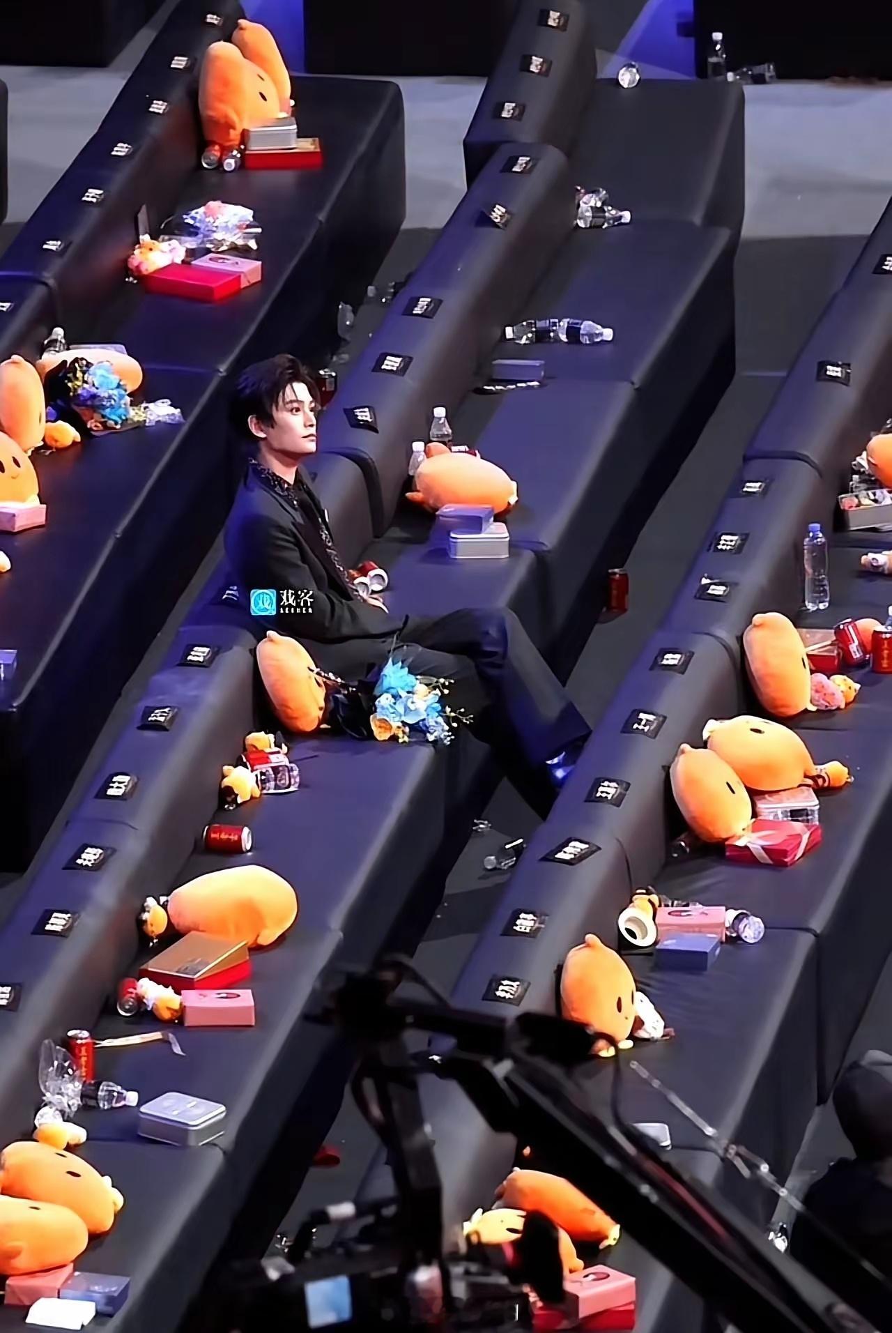 内娱怪事：一个人安安静静坐了5个小时，没玩手机，没提前走，最后却被骂“装”。旁边