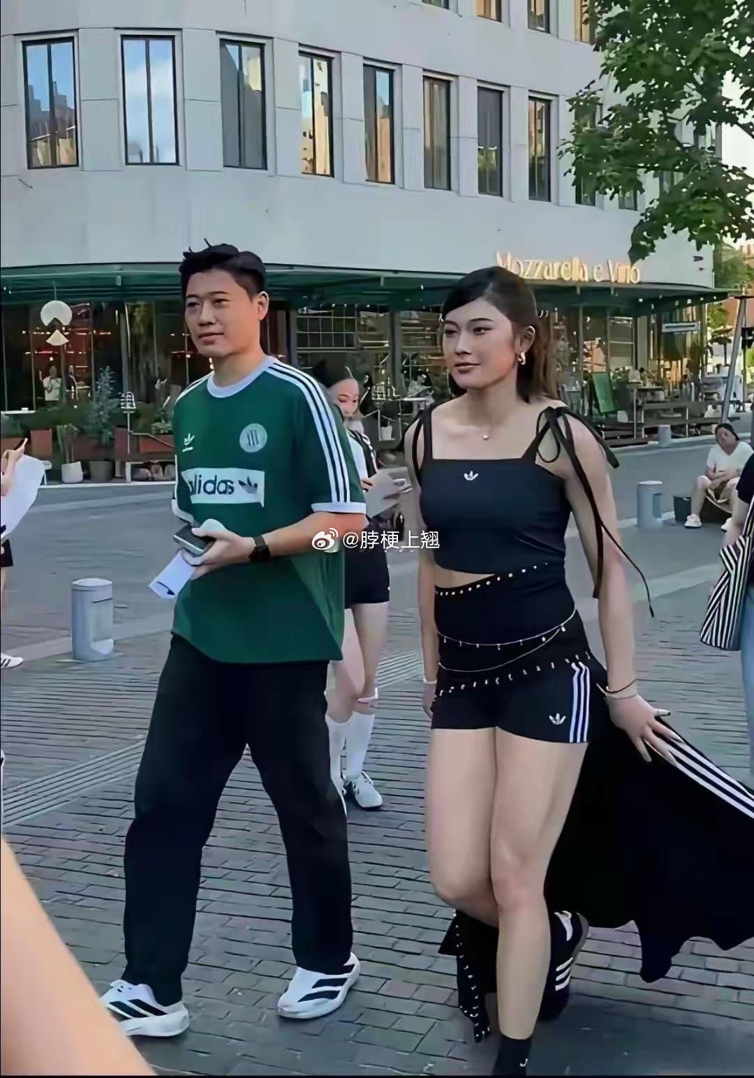 这才是当代女性的楷模吧，满满的健康美 