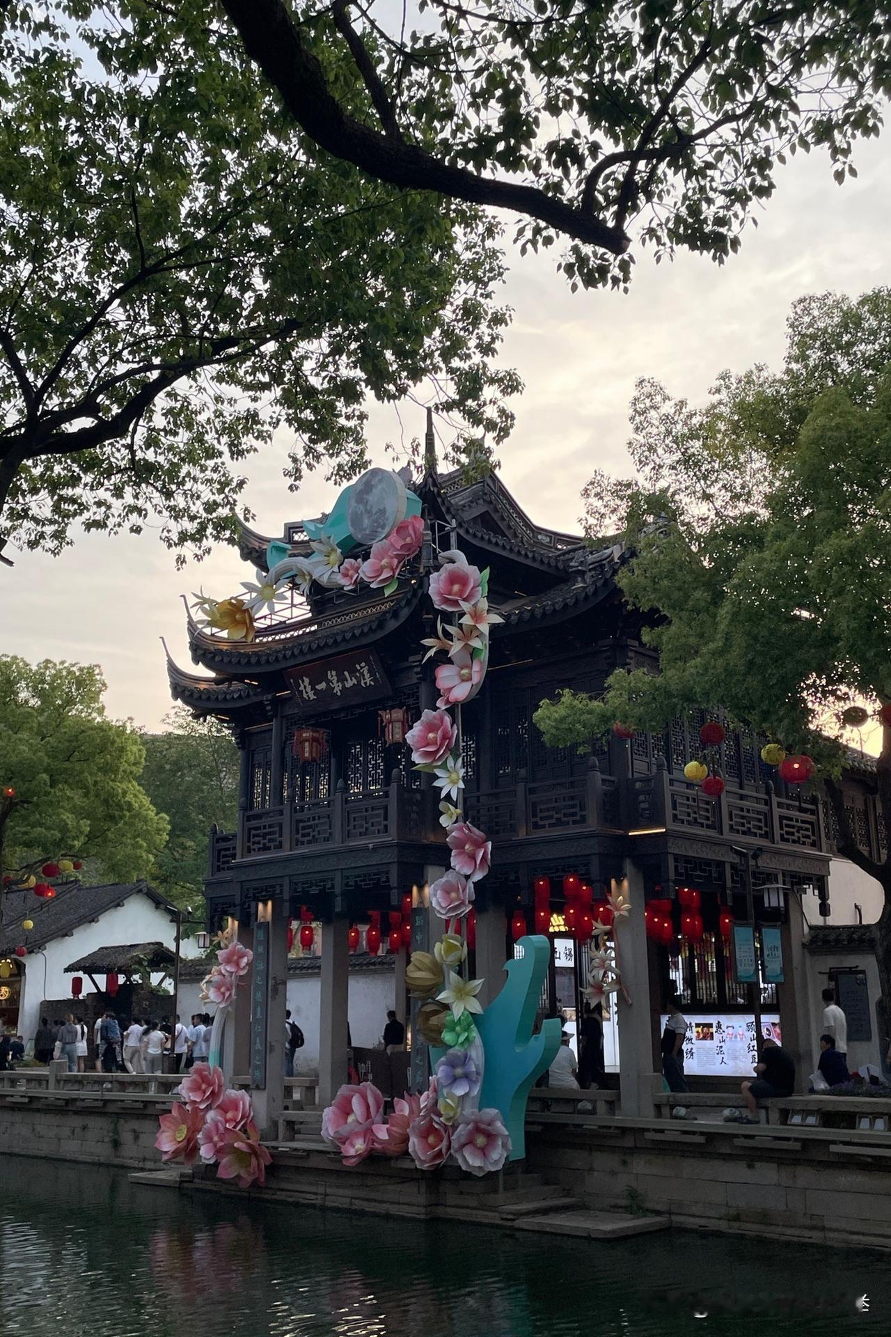 我镜头下的城市美景拈花湾的景，惠山古镇的特色小吃，朱炳仁的铜店。[比心]