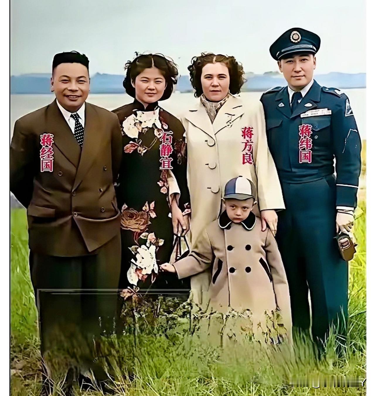 一九四九年，蒋经国夫妇与蒋纬国夫妇在杭州最后一次的合影。这并非演戏，也不是演员所