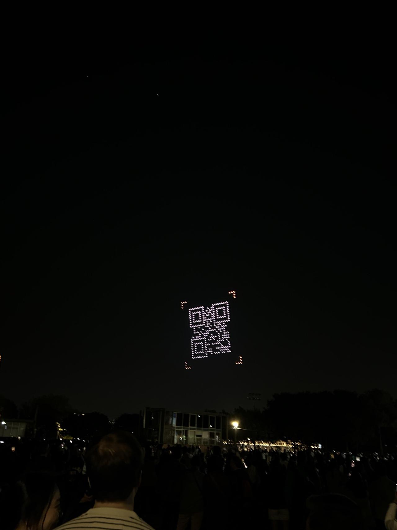 首尔一场无人机表演结束后，无人机群在空中排列出一个巨大QR码。现场观众扫描后，被