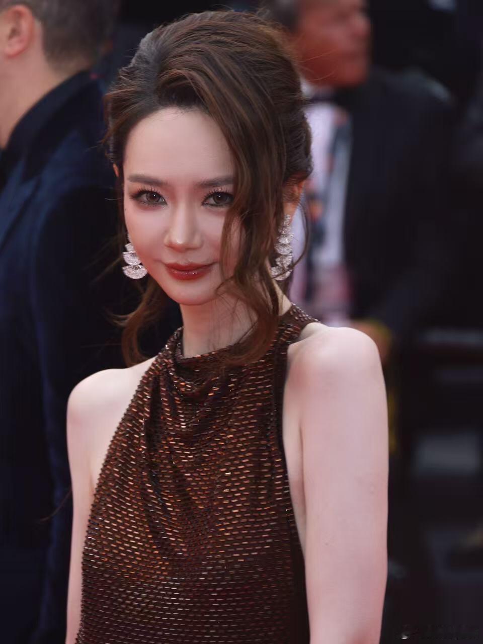 戚薇戛纳红毯G社生图谁能拒绝G社生图里的戚薇啊！铜棕色亮片裙在红毯上闪闪发光，挂