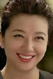 57岁的江珊大概没料到，
自己会凭着“不扮嫩”的真实状态再度翻红。
近期她亮相音