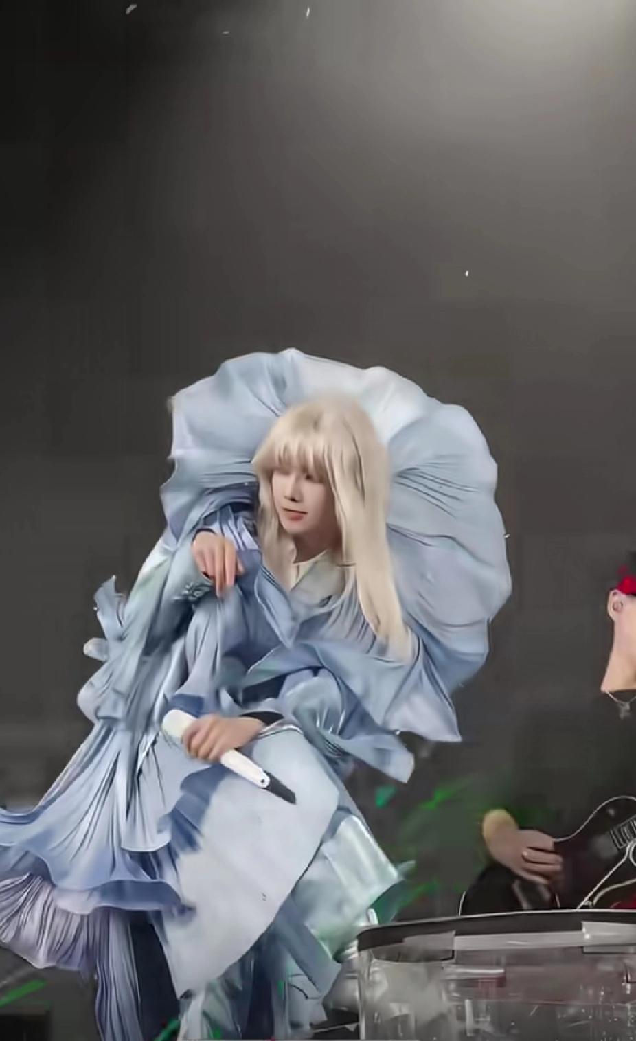 华晨宇越来越跑偏了，舞台造型可以夸张，也可以惊奇，就是性别能明确些吗？长头发，花