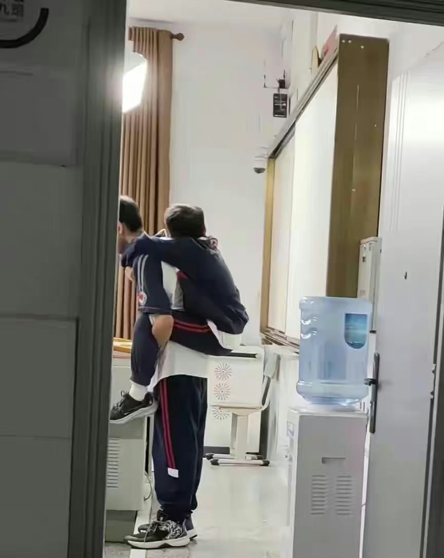 当班里两个学生打架时最好的惩罚方式 ​​​#搞笑# ​​​