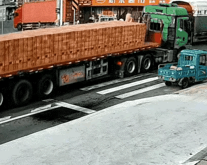 很多种选择，他却选择了一条不归路。远离大货车，不只是对于小汽车，同样适用于行人与