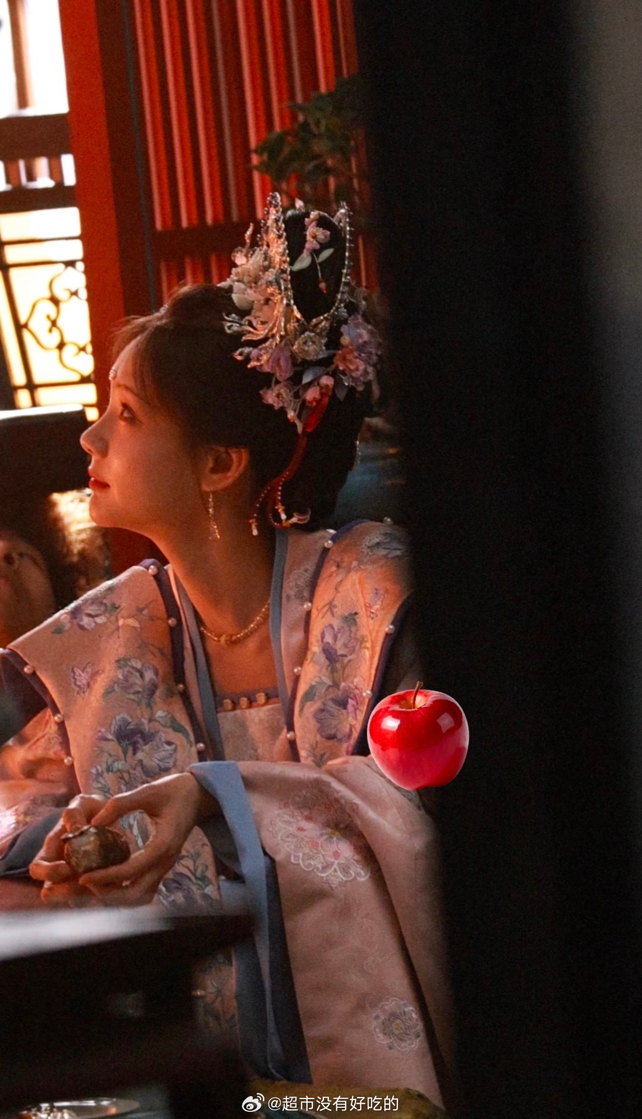 李一桐《金枝》今日内景路透生图是香芋味的陈雀儿，今天道具吃芋头生图状态依旧很顶的