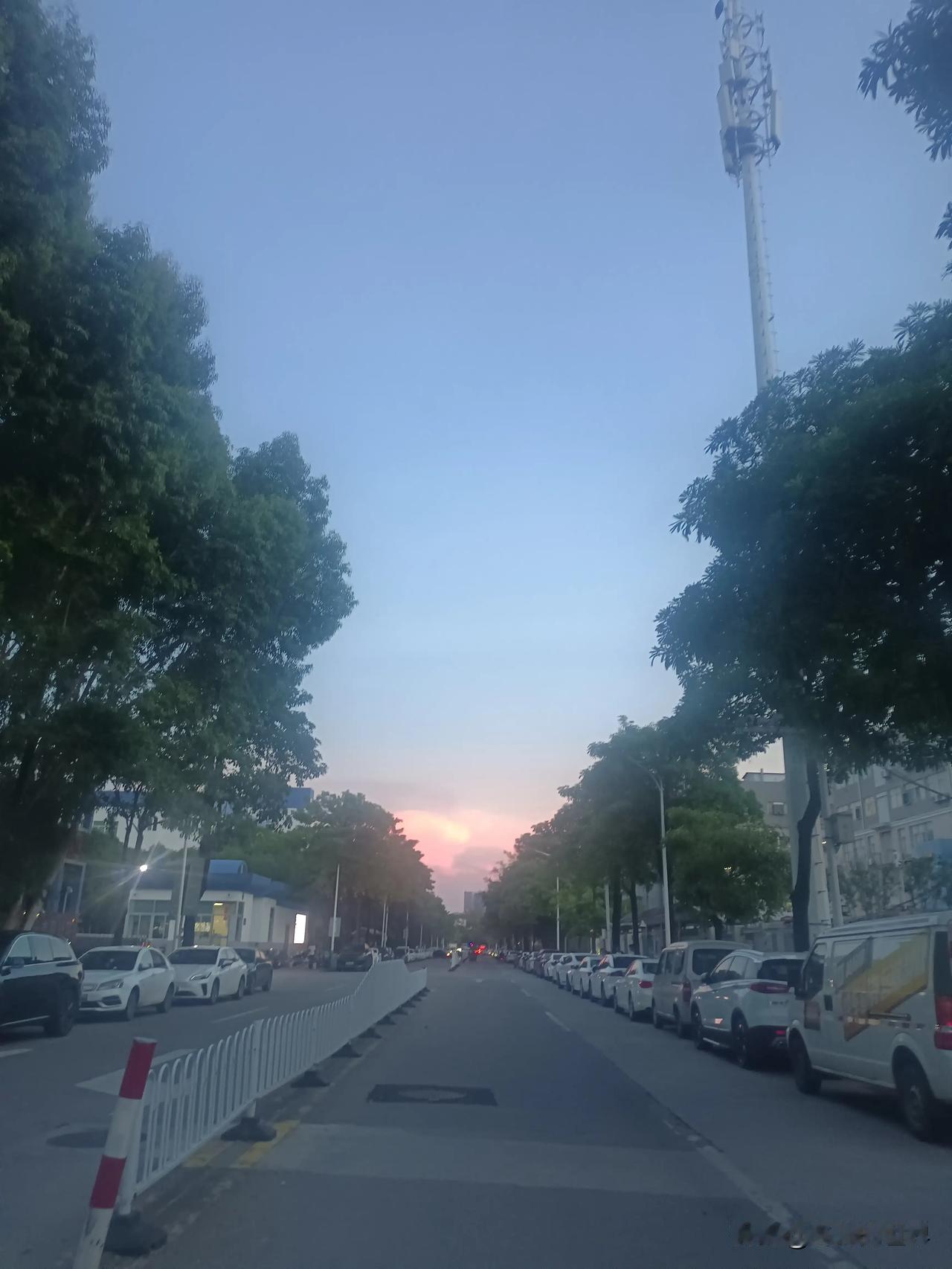 下班回家的道路那头，是美丽的晚霞，
就像通向爱人的心灵之路，铺满了鲜花。