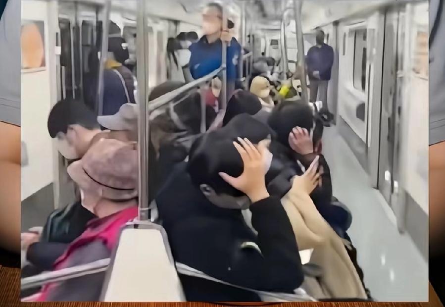 问韩国人，为什么韩国的地铁是背靠背座位，进出地铁时要绕过座位，更费时。

[捂脸