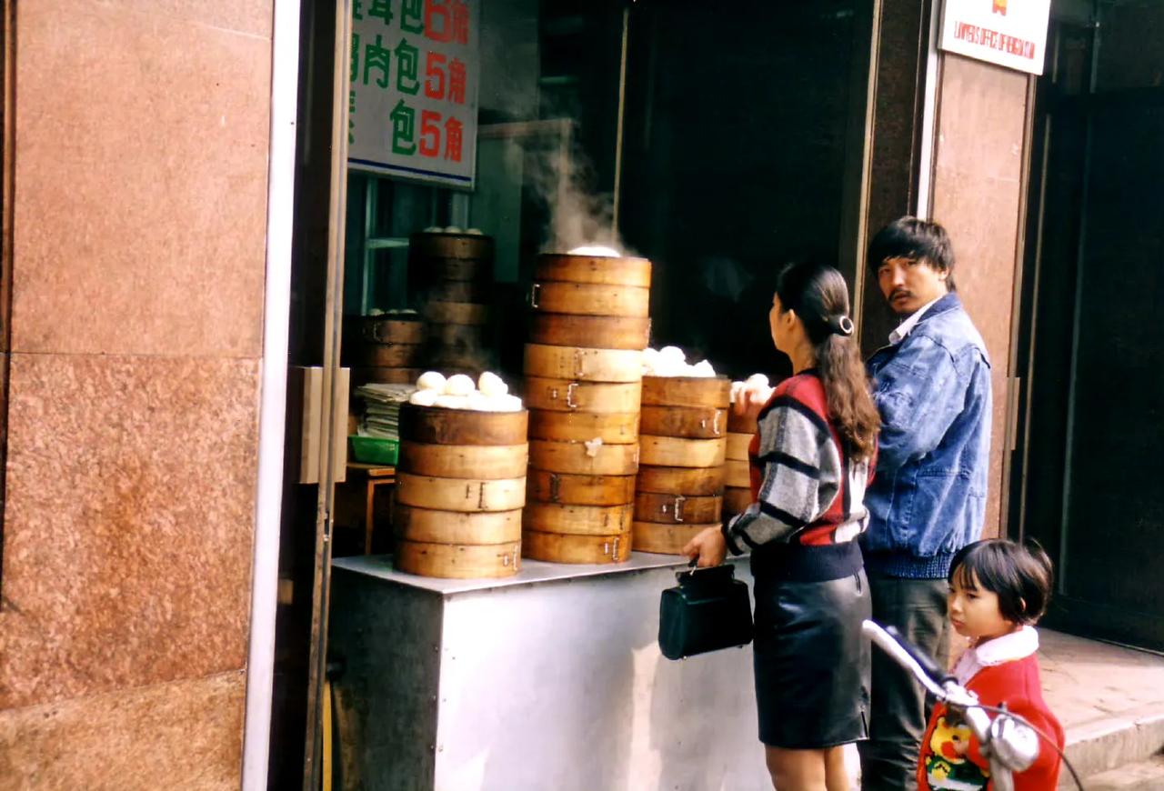 买包子，西安，1993年10月摄。 ​
