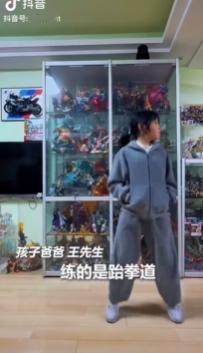 近日，上海，一段偶然被拍下的视频火了，一年仅11岁的女孩，跆拳道训练中步法与腿法