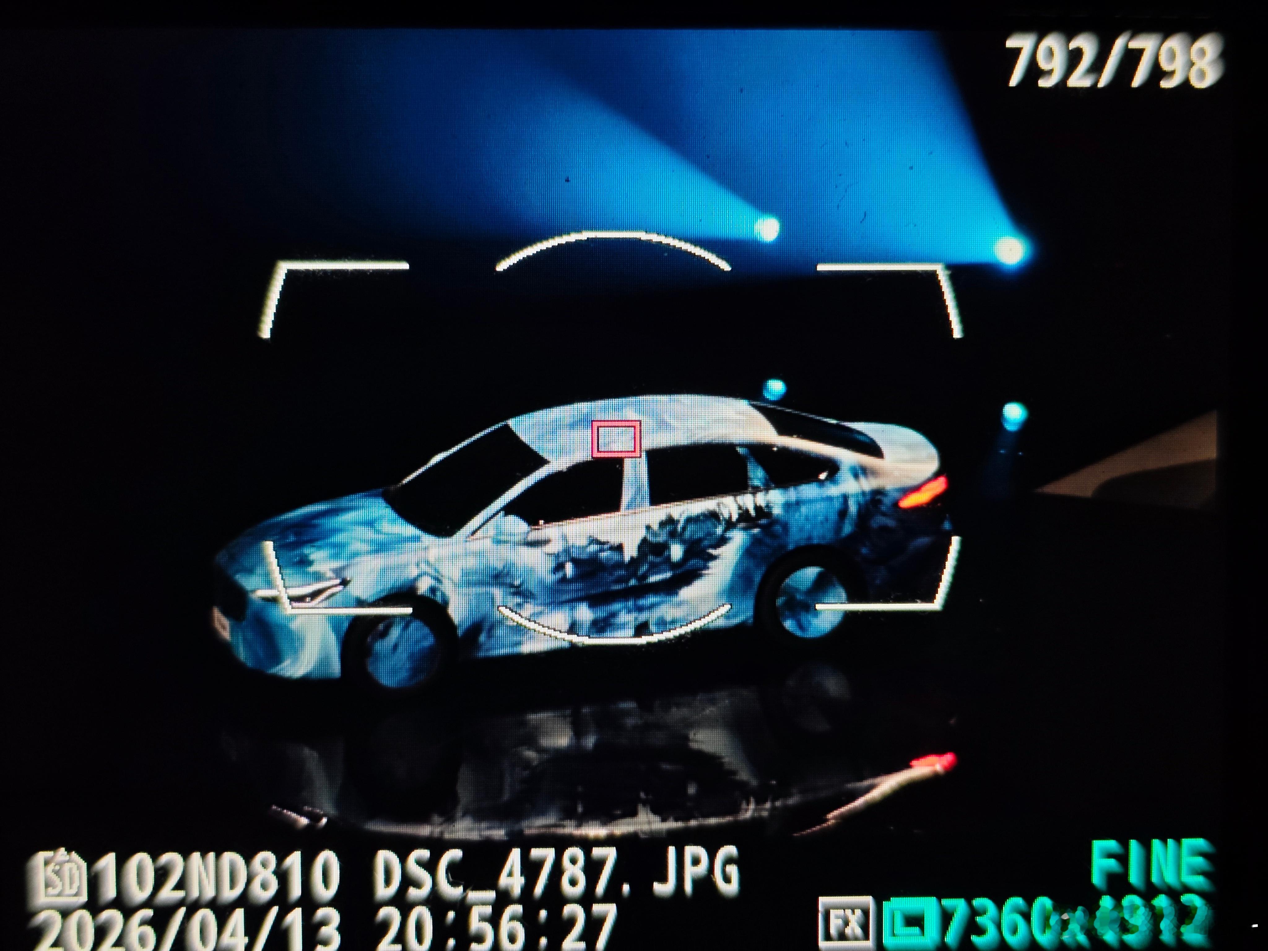 吉利未来的四款新车直接被拉出来了，两款SUV，两款轿车。还好我带相机了，一会儿回