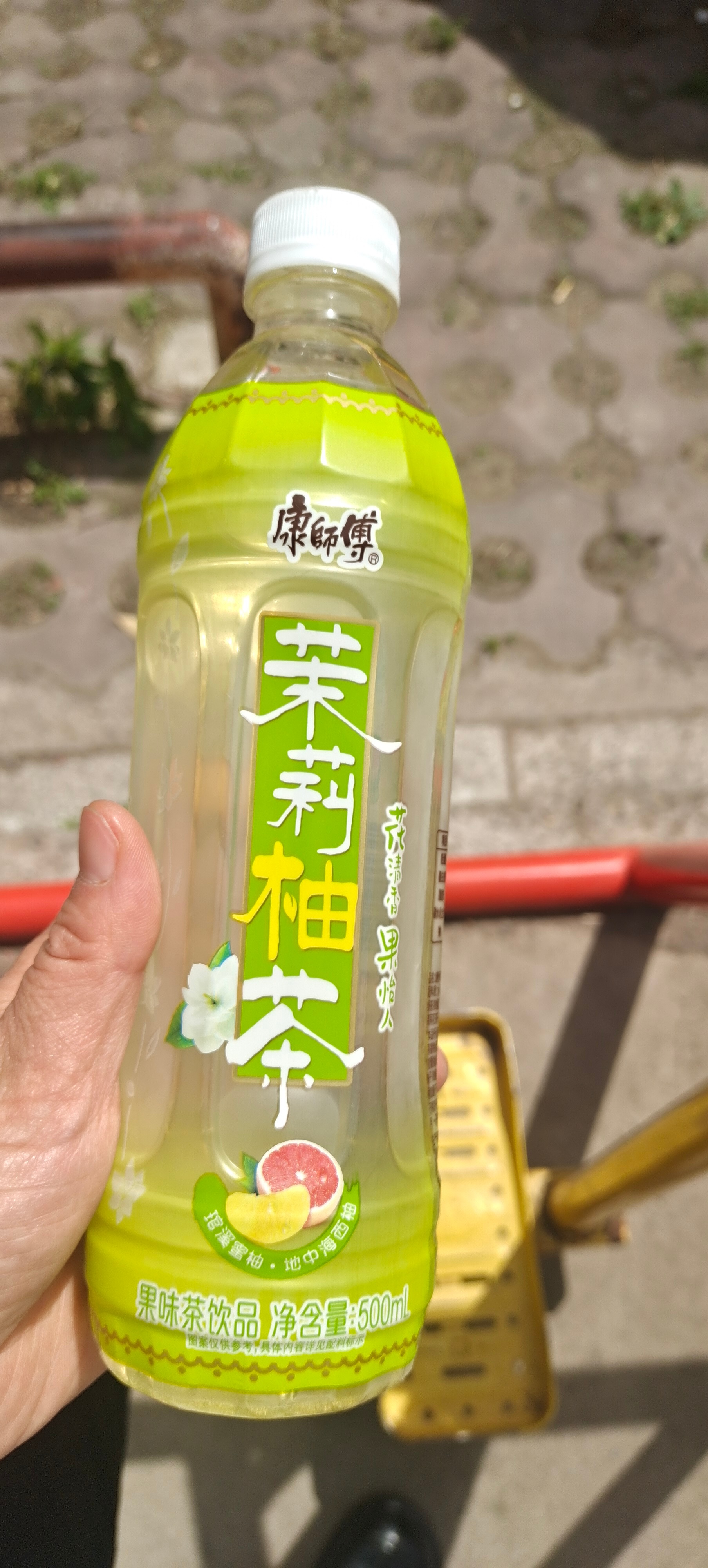 茉莉开清香来给自己留一段独处时光，不用刻意找氛围感，一瓶康师傅茉莉柚茶，清冽茶香