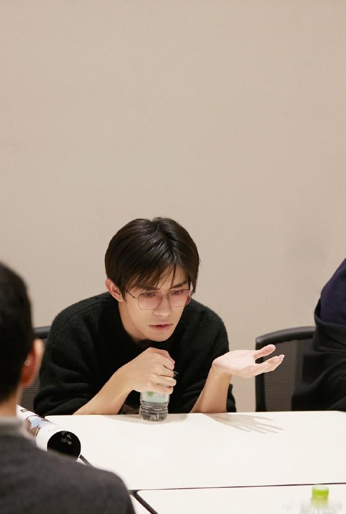 #易烊千玺[超话]#     认真工作的千玺一枚～ 真让人着迷啊 果然男人认真起