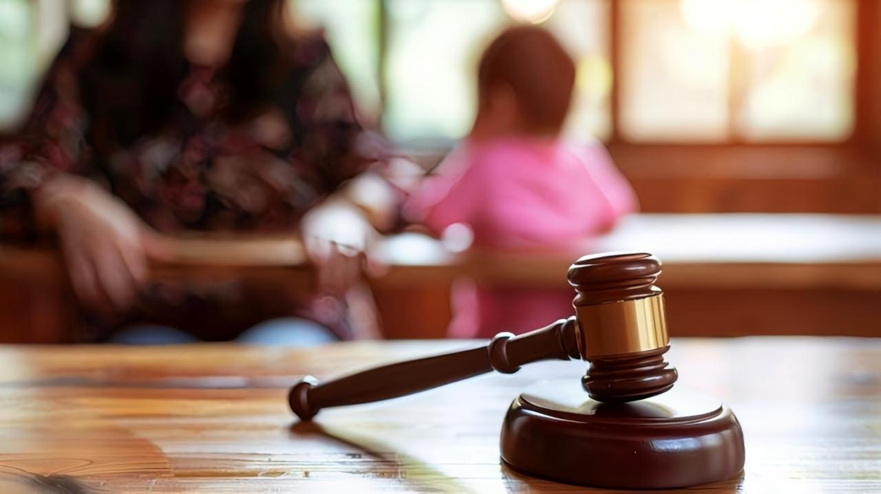 太离谱了！湖北咸宁通山县，女子朱某某因负债竟让年近40岁、丈夫在外打工的女儿徐某