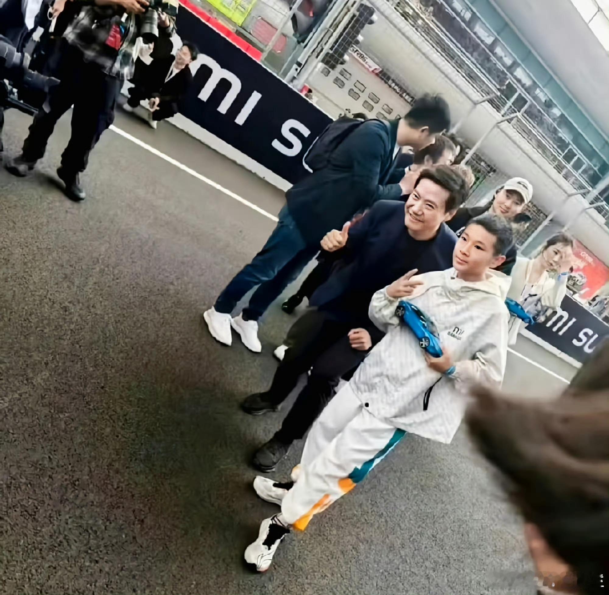 一个人在待人接物言行举止上反映的素养是装不出来的。 